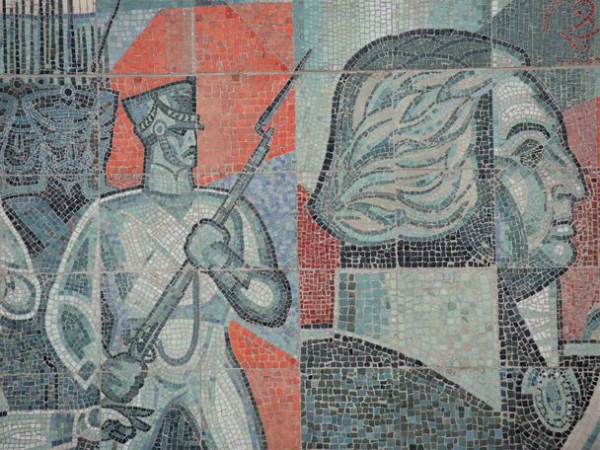 Между утопией и пропагандой: мозаика советской эпохи в одной книге
