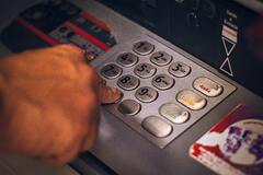 Назван способ вернуть «съеденные» банкоматом деньги
