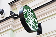 В логотипе российской замены Starbucks увидели «все дизайнерское зло мира»