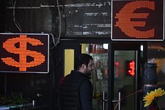 Россиян предупредили о рисках хранения средств в долларах и евро